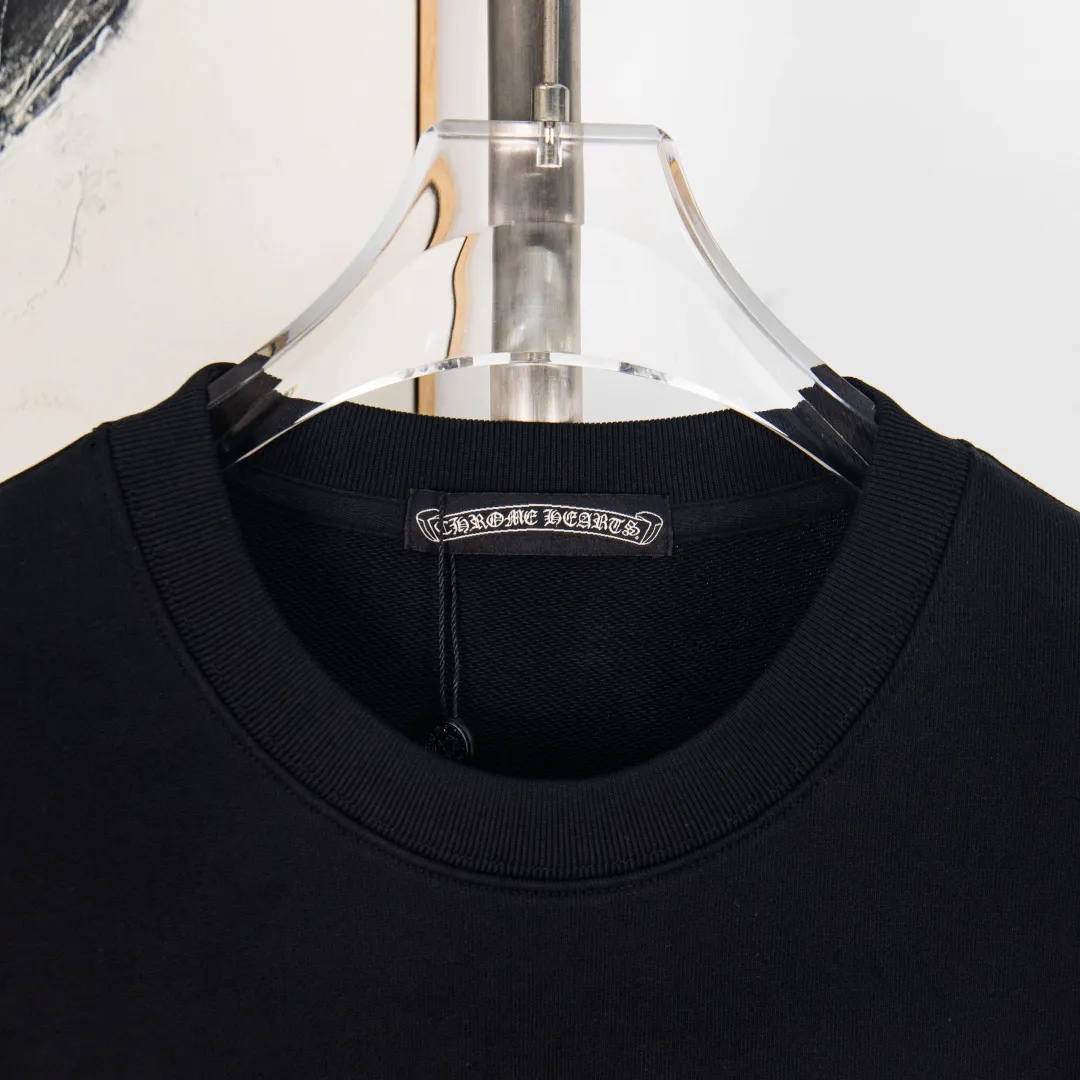 P280 zp version [exclusive supply] Chrome Hearts/Chrome Hearts 2025Fw new autumn and winter 420g pullover round neck long-sleeved sweatshirt CH back hodgepodge horseshoe Sanskrit cross offset letter logo embossing process same style for men and women brand classic pure cotton fabric official synchronization high version high quality fashion personality versatile trend pure original quality original fabric hangtag collar label washed wheat three complete labels Color: black white Size: XS S M L Number: YK10713